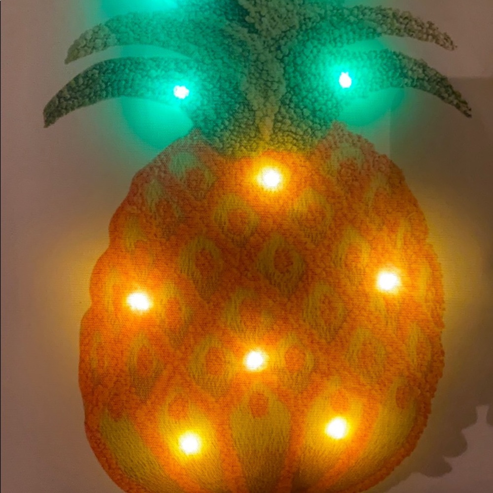 GORGEOUS PILLOW !! WELCOMING PINEAPPLE LIGHTS UP